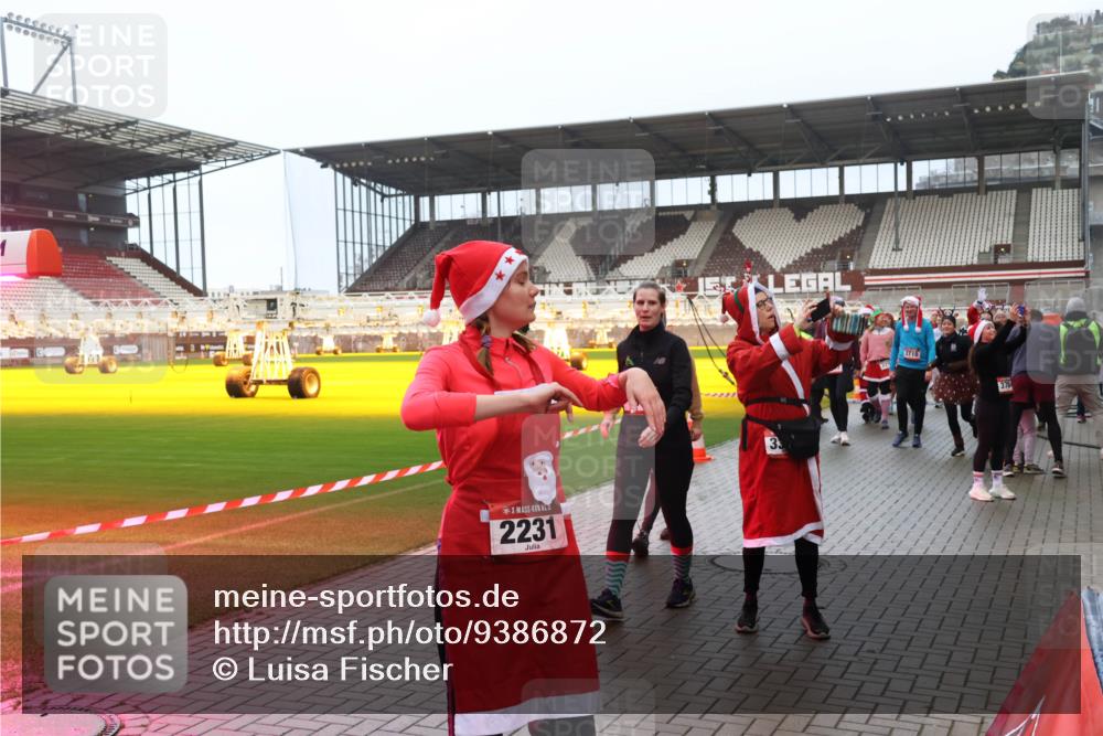 07.12.2025 - St. Pauli X-Mass-Run No. 15 Luisa Fischer http://msf.ph/oto/9386872 07.12.2025 11:42:41 Ziel 1, 2231, 33, 15, 462, 465, 976, 1288, 1834, 2291, 3717, 3718, 3810, 3903, 3905, 3906, 3908, 3922, 3923, 4600, 4605, 4606, 4614 meine-sportfotos.de