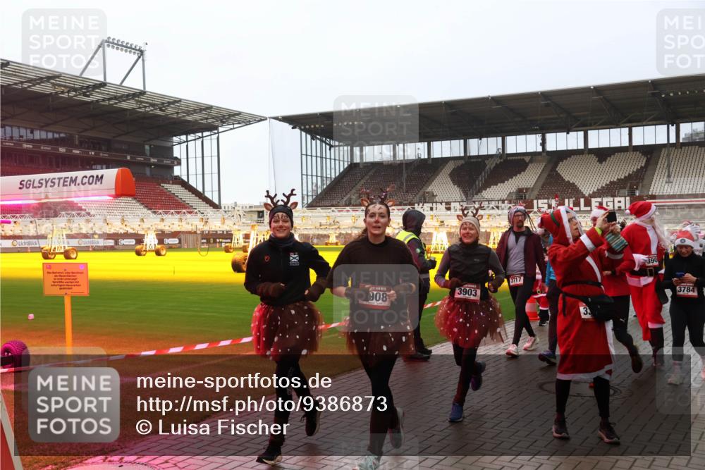 07.12.2025 - St. Pauli X-Mass-Run No. 15 Luisa Fischer http://msf.ph/oto/9386873 07.12.2025 11:42:46 Ziel 3903, 908, 3717, 5, 33, 390, 3784, 15, 462, 465, 976, 1288, 1834, 2291, 3717, 3718, 3810, 3903, 3905, 3906, 3908, 3922, 3923, 4600, 4605, 4606, 4614 meine-sportfotos.de