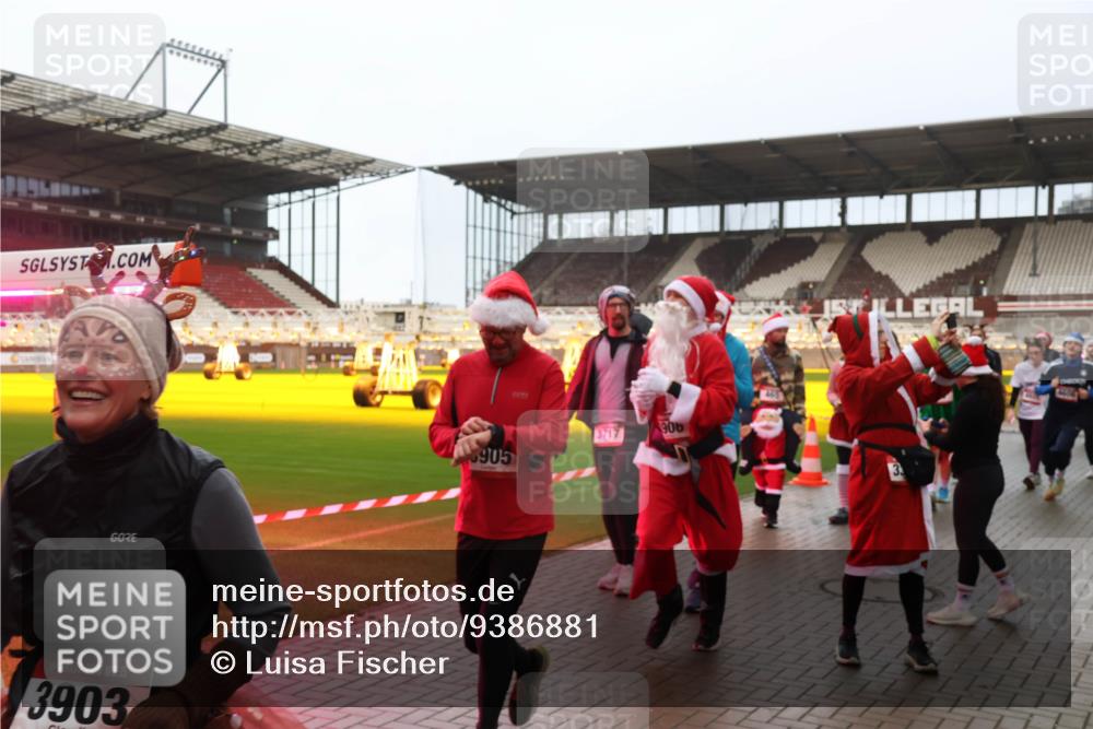 07.12.2025 - St. Pauli X-Mass-Run No. 15 Luisa Fischer http://msf.ph/oto/9386881 07.12.2025 11:42:48 Ziel 15, 3903, 905, 3717, 906, 15, 320, 323, 462, 465, 976, 1288, 1834, 2291, 3717, 3810, 3903, 3905, 3906, 3908, 3922, 3923, 4600, 4605, 4606, 4614 meine-sportfotos.de