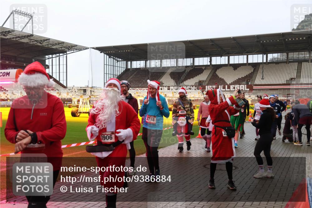 07.12.2025 - St. Pauli X-Mass-Run No. 15 Luisa Fischer http://msf.ph/oto/9386884 07.12.2025 11:42:49 Ziel 3906, 3718, 465, 33, 4605, 24, 15, 320, 323, 462, 465, 976, 1288, 1834, 2291, 3435, 3717, 3810, 3903, 3905, 3906, 3908, 3922, 3923, 4600, 4605, 4606, 4614 meine-sportfotos.de