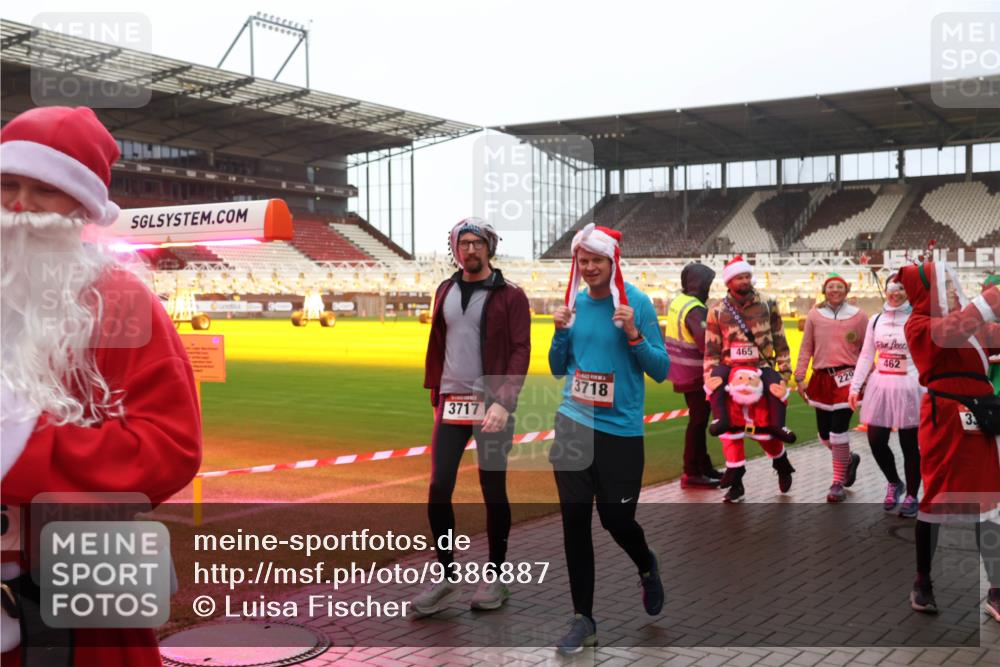 07.12.2025 - St. Pauli X-Mass-Run No. 15 Luisa Fischer http://msf.ph/oto/9386887 07.12.2025 11:42:50 Ziel 3717, 3718, 465, 229, 462, 33, 15, 158, 172, 320, 323, 462, 465, 976, 1288, 1834, 2291, 3425, 3435, 3717, 3810, 3903, 3905, 3906, 3908, 3922, 3923, 4600, 4605, 4606, 4614 meine-sportfotos.de