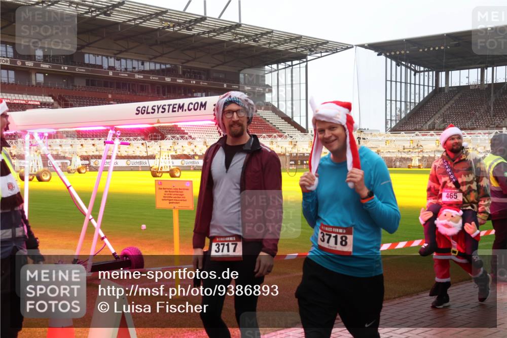 07.12.2025 - St. Pauli X-Mass-Run No. 15 Luisa Fischer http://msf.ph/oto/9386893 07.12.2025 11:42:51 Ziel 3717, 3718, 465, 15, 158, 172, 320, 323, 462, 465, 976, 1288, 1834, 2291, 3425, 3435, 3717, 3810, 3903, 3905, 3906, 3908, 3922, 3923, 3964, 3965, 4600, 4605, 4606, 4614 meine-sportfotos.de