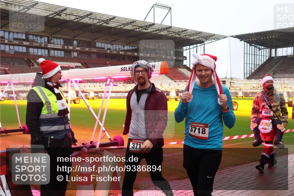 07.12.2025 - St. Pauli X-Mass-Run No. 15 Luisa Fischer http://msf.ph/oto/9386894 07.12.2025 11:42:51 Ziel 6834, 371, 5, 3718, 465, 15, 158, 172, 320, 323, 462, 465, 976, 1288, 1834, 2291, 3425, 3435, 3717, 3810, 3903, 3905, 3906, 3908, 3922, 3923, 3964, 3965, 4600, 4605, 4606, 4614 meine-sportfotos.de