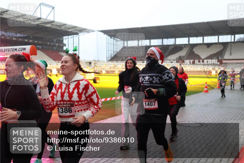 07.12.2025 - St. Pauli X-Mass-Run No. 15 Luisa Fischer http://msf.ph/oto/9386910 07.12.2025 10:21:39 Ziel 15, 1386, 1407, 149, 270, 392, 1326, 1386, 1407, 1898, 1900, 2173, 2565, 2799, 2927, 2997, 3062, 3091, 3384, 3540, 3541, 3848, 3849, 3984, 3988, 4117, 4169, 4170, 4338 meine-sportfotos.de