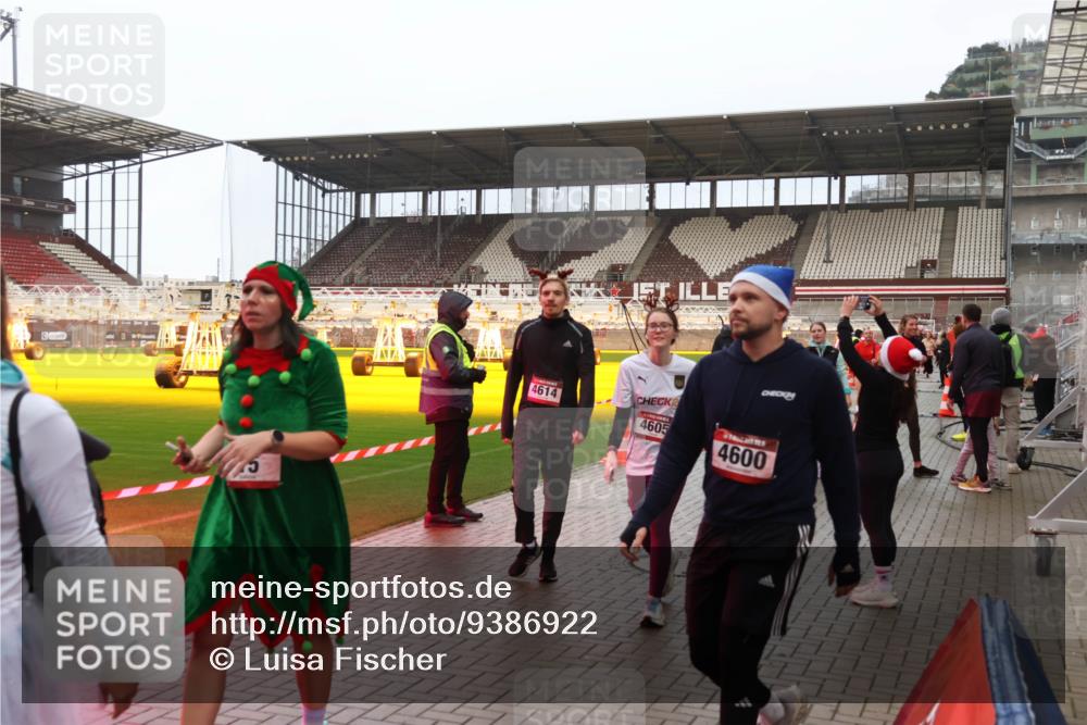 07.12.2025 - St. Pauli X-Mass-Run No. 15 Luisa Fischer http://msf.ph/oto/9386922 07.12.2025 11:42:55 Ziel 4614, 1, 2, 4605, 4600, 158, 172, 320, 323, 462, 465, 976, 1288, 1834, 2291, 3425, 3435, 3576, 3672, 3810, 3903, 3905, 3906, 3908, 3922, 3964, 3965, 4600, 4605, 4606, 4614 meine-sportfotos.de