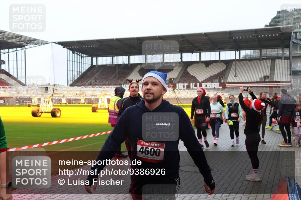 07.12.2025 - St. Pauli X-Mass-Run No. 15 Luisa Fischer http://msf.ph/oto/9386926 07.12.2025 11:42:55 Ziel 24, 15, 4600, 1, 3810, 3923, 3922, 3764, 158, 172, 320, 323, 462, 465, 976, 1288, 1834, 2291, 3425, 3435, 3576, 3672, 3810, 3903, 3905, 3906, 3908, 3922, 3964, 3965, 4600, 4605, 4606, 4614 meine-sportfotos.de