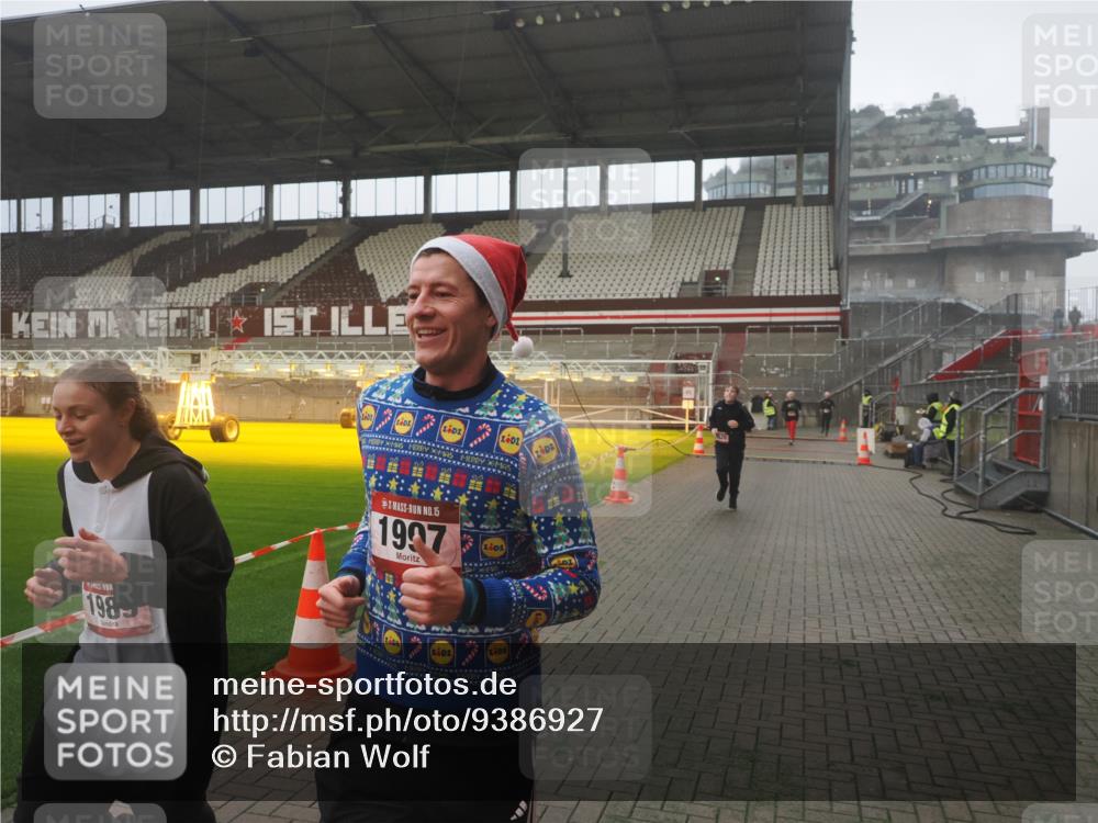 07.12.2025 - St. Pauli X-Mass-Run No. 15 Fabian Wolf http://msf.ph/oto/9386927 07.12.2025 10:16:53 Ziel 1620, 1989, 1997, 2694, 3633, 4356, 4359, 4769 meine-sportfotos.de