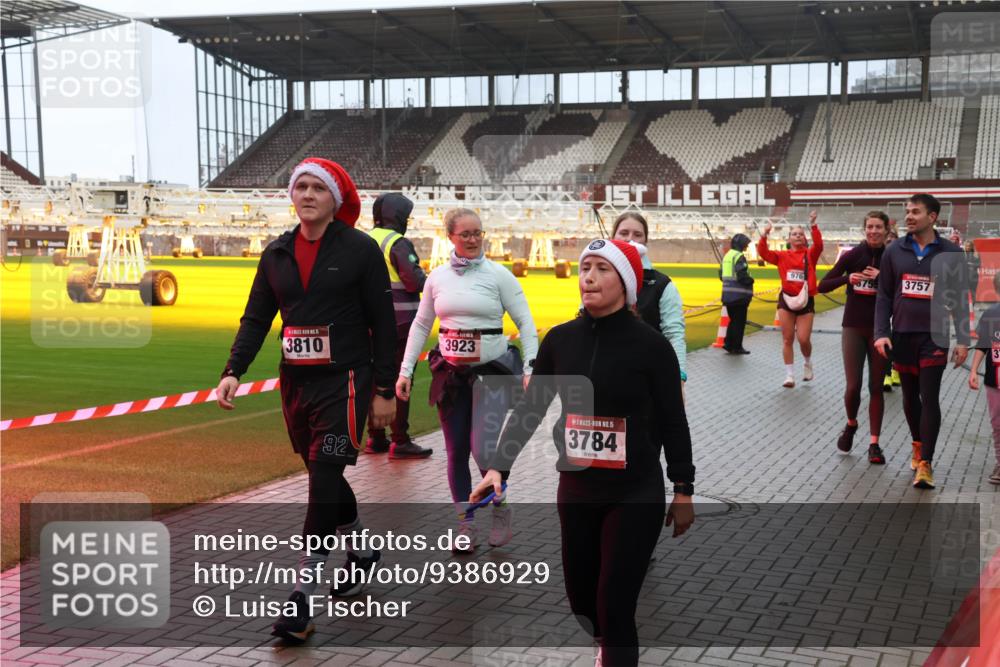 07.12.2025 - St. Pauli X-Mass-Run No. 15 Luisa Fischer http://msf.ph/oto/9386929 07.12.2025 11:43:00 Ziel 15, 3810, 3923, 92, 15, 3784, 976, 875, 3757, 3, 158, 172, 320, 323, 652, 976, 1288, 1834, 1975, 3425, 3435, 3576, 3579, 3663, 3672, 3810, 3903, 3905, 3906, 3908, 3953, 3964, 3965, 4600, 4606, 4614 meine-sportfotos.de