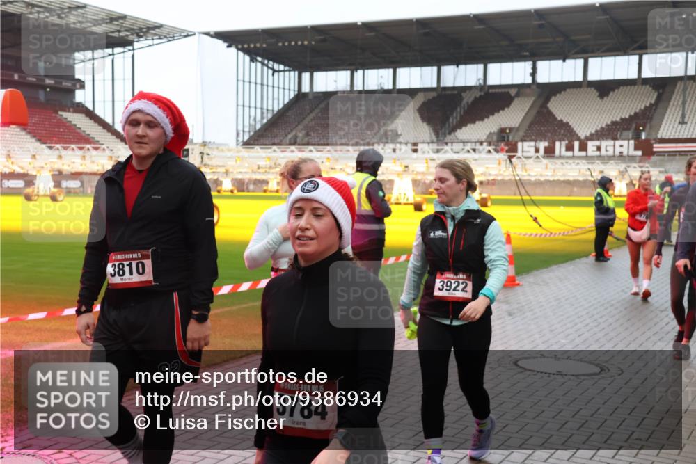 07.12.2025 - St. Pauli X-Mass-Run No. 15 Luisa Fischer http://msf.ph/oto/9386934 07.12.2025 11:43:01 Ziel 15, 3810, 92, 15, 3784, 3922, 158, 172, 320, 323, 652, 976, 1288, 1834, 1975, 3425, 3435, 3576, 3579, 3663, 3672, 3810, 3903, 3905, 3906, 3908, 3953, 3964, 3965, 4600, 4606, 4614 meine-sportfotos.de