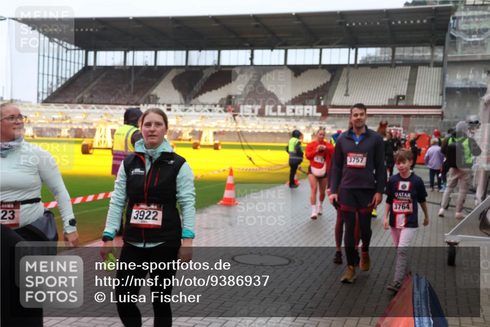 07.12.2025 - St. Pauli X-Mass-Run No. 15 Luisa Fischer http://msf.ph/oto/9386937 07.12.2025 11:43:02 Ziel 23, 3922, 3757, 3764, 158, 172, 320, 323, 652, 976, 1288, 1834, 1975, 3425, 3435, 3576, 3579, 3663, 3672, 3810, 3903, 3905, 3906, 3908, 3953, 3964, 3965, 4600, 4606, 4614 meine-sportfotos.de
