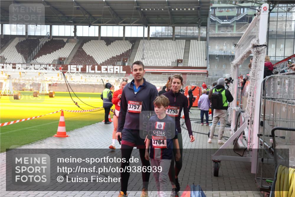 07.12.2025 - St. Pauli X-Mass-Run No. 15 Luisa Fischer http://msf.ph/oto/9386939 07.12.2025 11:43:03 Ziel 1, 3757, 3755, 3764, 158, 172, 320, 323, 652, 976, 1288, 1975, 3425, 3435, 3576, 3579, 3663, 3672, 3810, 3903, 3905, 3906, 3908, 3953, 3964, 3965, 4600, 4606, 4614 meine-sportfotos.de