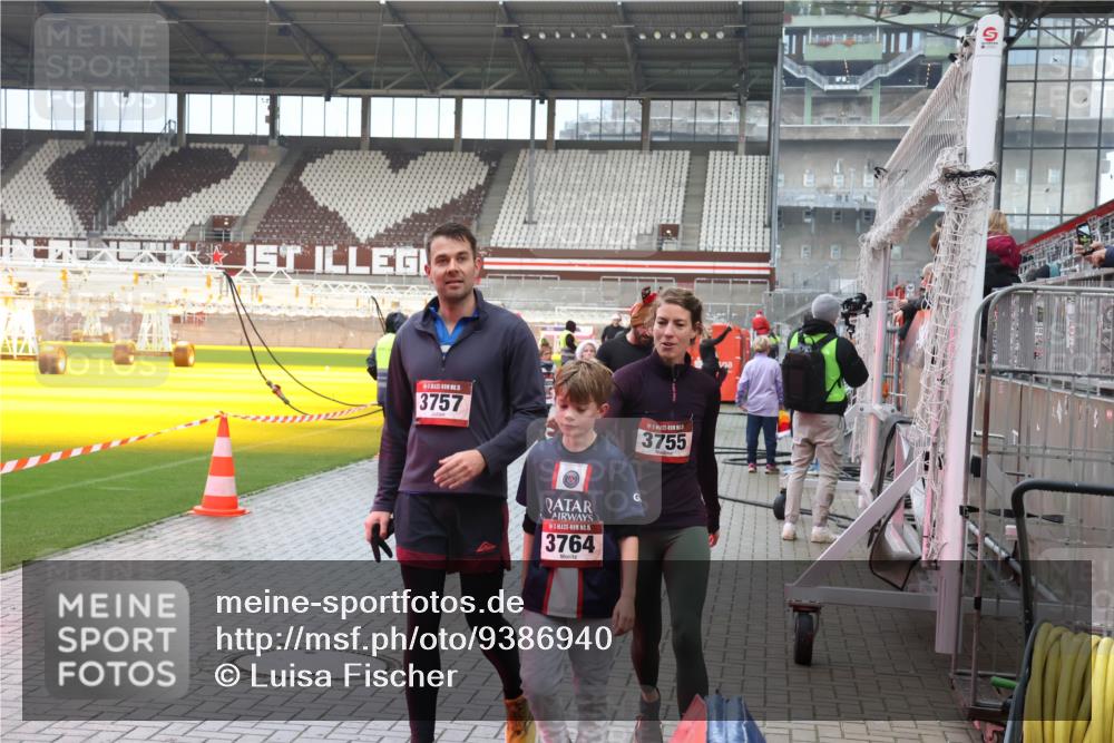 07.12.2025 - St. Pauli X-Mass-Run No. 15 Luisa Fischer http://msf.ph/oto/9386940 07.12.2025 11:43:03 Ziel 1, 5, 3757, 15, 3764, 3755, 158, 172, 320, 323, 652, 976, 1288, 1975, 3425, 3435, 3576, 3579, 3663, 3672, 3810, 3903, 3905, 3906, 3908, 3953, 3964, 3965, 4600, 4606, 4614 meine-sportfotos.de