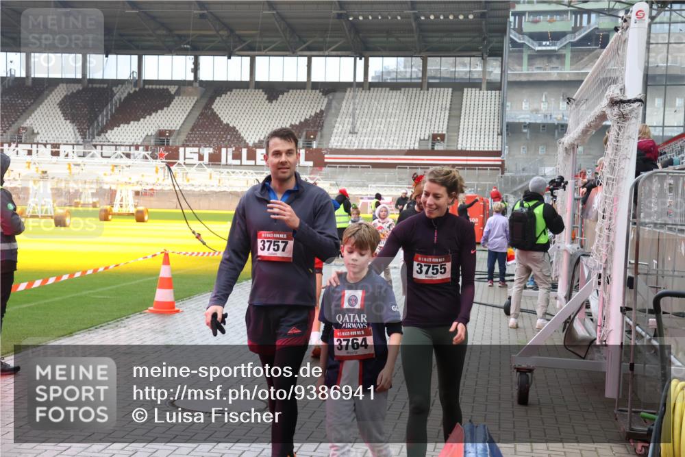 07.12.2025 - St. Pauli X-Mass-Run No. 15 Luisa Fischer http://msf.ph/oto/9386941 07.12.2025 11:43:04 Ziel 15, 3757, 15, 3764, 3755, 158, 172, 320, 323, 652, 976, 1288, 1975, 3425, 3435, 3576, 3579, 3663, 3672, 3810, 3903, 3905, 3906, 3908, 3953, 3964, 3965, 4600, 4606, 4614 meine-sportfotos.de