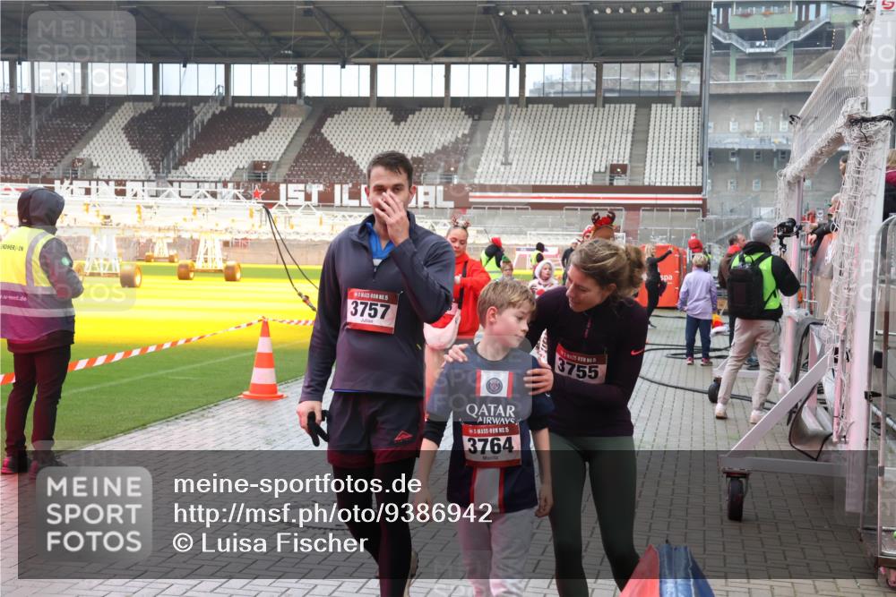 07.12.2025 - St. Pauli X-Mass-Run No. 15 Luisa Fischer http://msf.ph/oto/9386942 07.12.2025 11:43:04 Ziel 1, 15, 3757, 15, 3764, 3755, 158, 172, 320, 323, 652, 976, 1288, 1975, 3425, 3435, 3576, 3579, 3663, 3672, 3810, 3903, 3905, 3906, 3908, 3953, 3964, 3965, 4600, 4606, 4614 meine-sportfotos.de