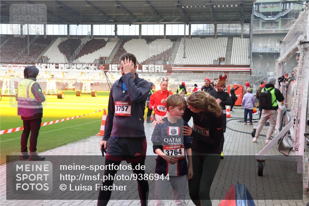 07.12.2025 - St. Pauli X-Mass-Run No. 15 Luisa Fischer http://msf.ph/oto/9386944 07.12.2025 11:43:04 Ziel 15, 15, 3757, 976, 15, 3764, 1755, 158, 172, 320, 323, 652, 976, 1288, 1975, 3425, 3435, 3576, 3579, 3663, 3672, 3810, 3903, 3905, 3906, 3908, 3953, 3964, 3965, 4600, 4606, 4614 meine-sportfotos.de