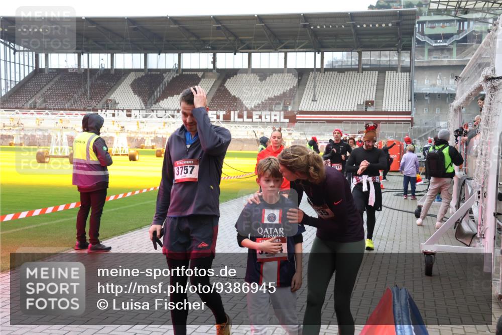 07.12.2025 - St. Pauli X-Mass-Run No. 15 Luisa Fischer http://msf.ph/oto/9386945 07.12.2025 11:43:05 Ziel 3757, 15, 55, 1672, 158, 172, 320, 323, 652, 976, 1288, 1975, 3425, 3435, 3576, 3579, 3663, 3672, 3903, 3905, 3906, 3908, 3953, 3964, 3965, 4600, 4606, 4614 meine-sportfotos.de