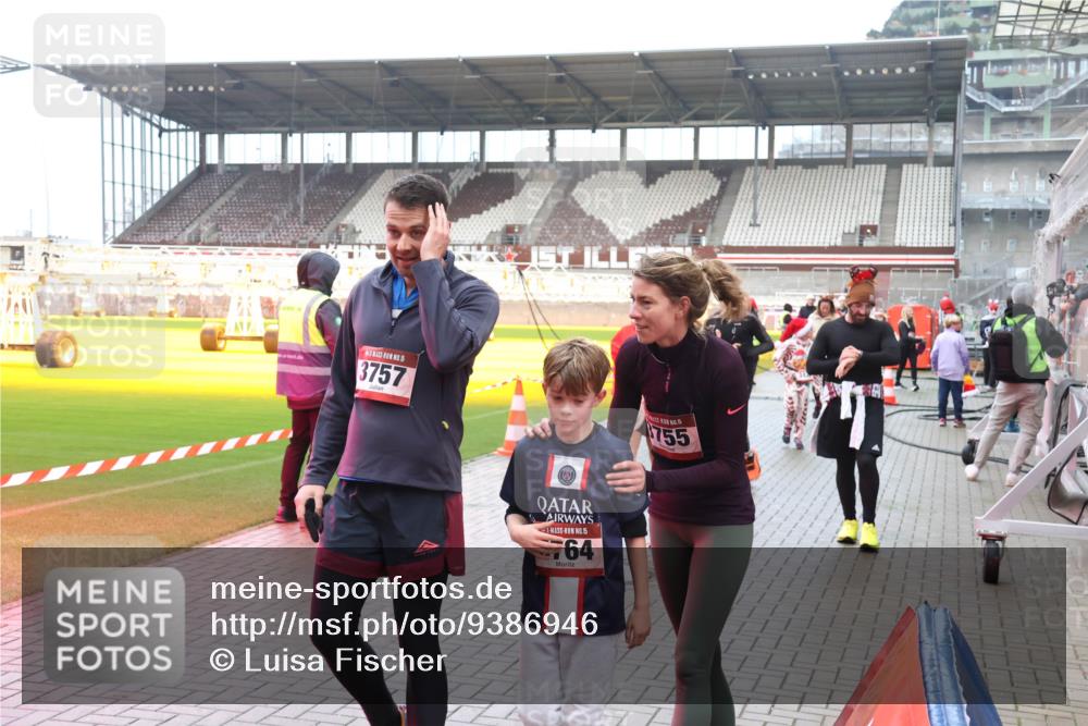 07.12.2025 - St. Pauli X-Mass-Run No. 15 Luisa Fischer http://msf.ph/oto/9386946 07.12.2025 11:43:05 Ziel 15, 3757, 1, 15, 764, 755, 158, 172, 320, 323, 652, 976, 1288, 1975, 3425, 3435, 3576, 3579, 3663, 3672, 3903, 3905, 3906, 3908, 3953, 3964, 3965, 4600, 4606, 4614 meine-sportfotos.de