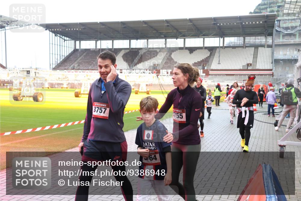 07.12.2025 - St. Pauli X-Mass-Run No. 15 Luisa Fischer http://msf.ph/oto/9386948 07.12.2025 11:43:06 Ziel 15, 3757, 15, 64, 755, 158, 172, 320, 323, 652, 976, 1288, 1975, 3425, 3435, 3576, 3579, 3663, 3672, 3903, 3905, 3906, 3908, 3953, 3964, 3965, 4600, 4606, 4614 meine-sportfotos.de