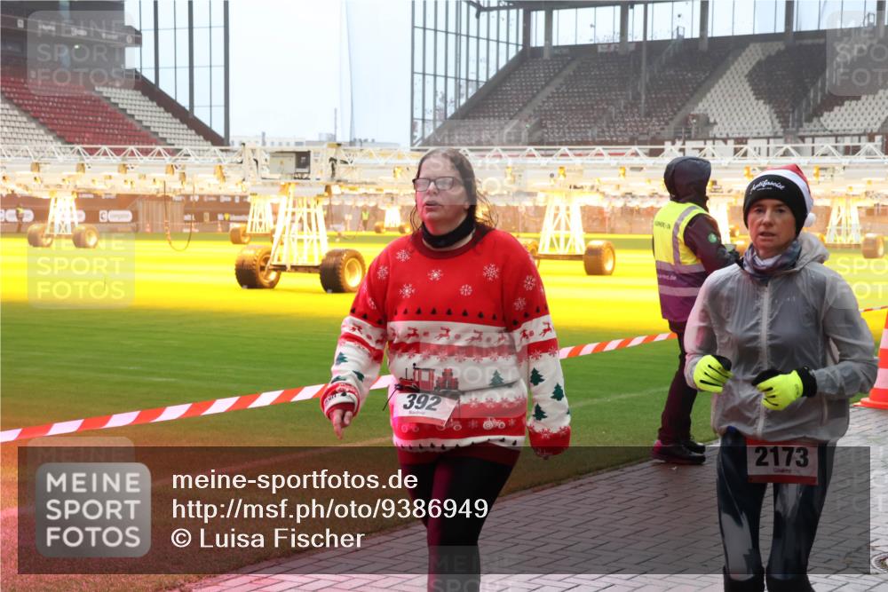 07.12.2025 - St. Pauli X-Mass-Run No. 15 Luisa Fischer http://msf.ph/oto/9386949 07.12.2025 10:21:43 Ziel 392, 2173, 149, 270, 1326, 1386, 1407, 1898, 1900, 2173, 2565, 2799, 2927, 2997, 3062, 3091, 3384, 3540, 3541, 3848, 3849, 3984, 3988, 4117, 4158, 4169, 4170, 4338 meine-sportfotos.de