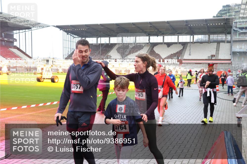 07.12.2025 - St. Pauli X-Mass-Run No. 15 Luisa Fischer http://msf.ph/oto/9386951 07.12.2025 11:43:06 Ziel 3757, 15, 3764, 755, 76, 158, 172, 320, 323, 652, 976, 1288, 1975, 3425, 3435, 3576, 3579, 3663, 3672, 3903, 3905, 3906, 3908, 3953, 3964, 3965, 4600, 4606, 4614 meine-sportfotos.de