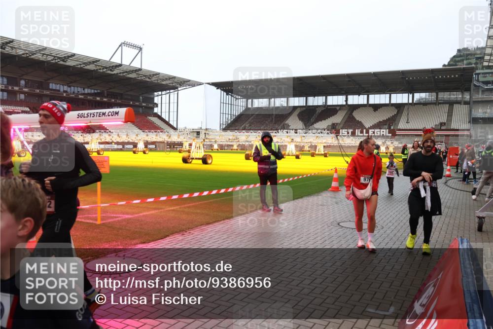 07.12.2025 - St. Pauli X-Mass-Run No. 15 Luisa Fischer http://msf.ph/oto/9386956 07.12.2025 11:43:08 Ziel 40, 2, 976, 158, 172, 320, 323, 652, 976, 1288, 1975, 3425, 3435, 3576, 3579, 3663, 3672, 3903, 3905, 3906, 3908, 3953, 3964, 3965, 4600, 4606, 4614 meine-sportfotos.de