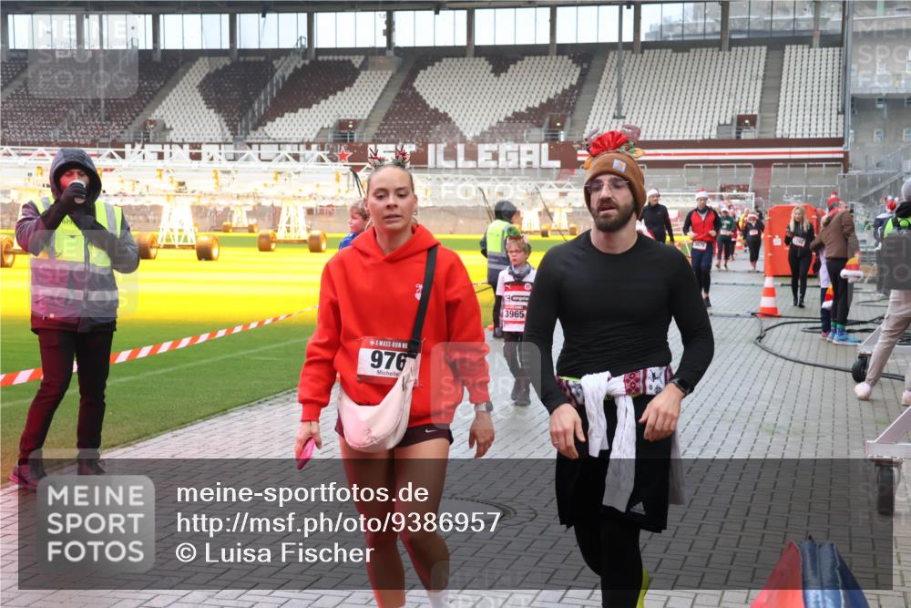 07.12.2025 - St. Pauli X-Mass-Run No. 15 Luisa Fischer http://msf.ph/oto/9386957 07.12.2025 11:43:09 Ziel 976, 3965, 3576, 158, 172, 320, 323, 652, 976, 1288, 1975, 3425, 3435, 3576, 3579, 3663, 3672, 3905, 3906, 3908, 3953, 3964, 3965, 4600, 4606, 4614 meine-sportfotos.de