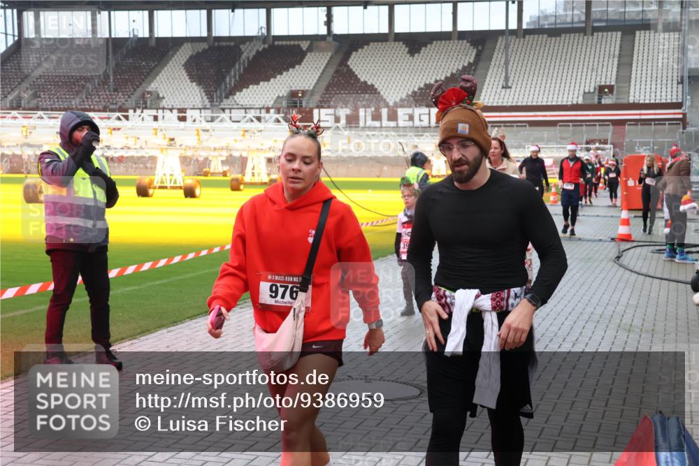 07.12.2025 - St. Pauli X-Mass-Run No. 15 Luisa Fischer http://msf.ph/oto/9386959 07.12.2025 11:43:10 Ziel 15, 976, 39, 158, 172, 320, 323, 652, 976, 1288, 1975, 3425, 3435, 3576, 3579, 3663, 3672, 3953, 3964, 3965, 4600, 4606, 4614 meine-sportfotos.de