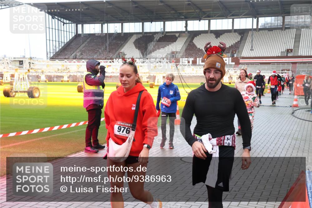 07.12.2025 - St. Pauli X-Mass-Run No. 15 Luisa Fischer http://msf.ph/oto/9386963 07.12.2025 11:43:10 Ziel 15, 976, 3435, 158, 172, 320, 323, 652, 976, 1288, 1975, 3425, 3435, 3576, 3579, 3663, 3672, 3953, 3964, 3965, 4600, 4606, 4614 meine-sportfotos.de