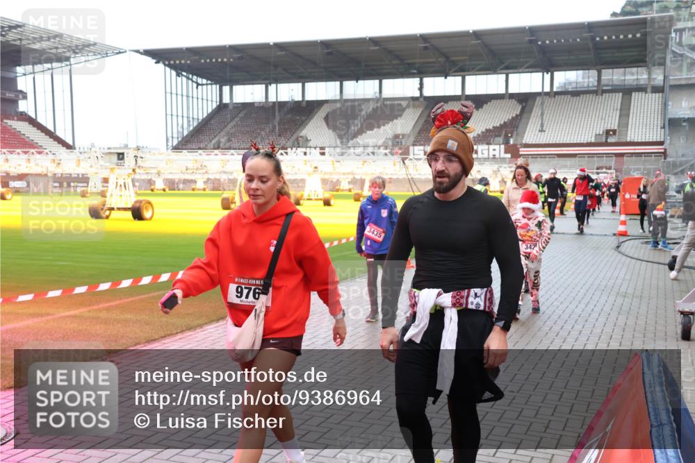 07.12.2025 - St. Pauli X-Mass-Run No. 15 Luisa Fischer http://msf.ph/oto/9386964 07.12.2025 11:43:11 Ziel 15, 976, 3435, 347, 158, 172, 320, 323, 652, 976, 1288, 1975, 2230, 3425, 3435, 3576, 3579, 3663, 3672, 3953, 3964, 3965, 4600, 4606, 4614 meine-sportfotos.de