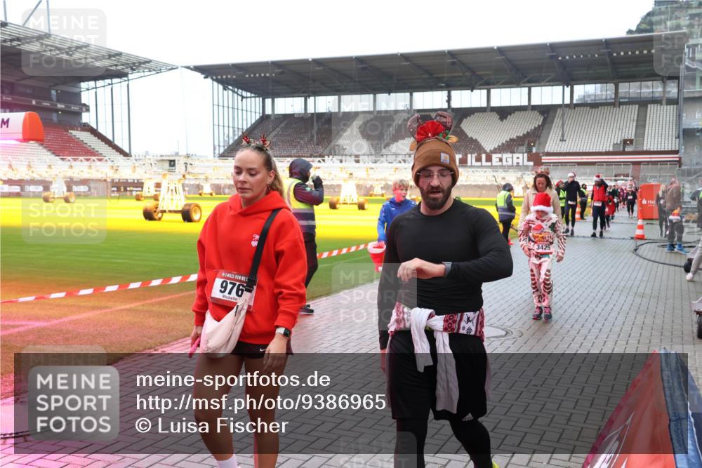 07.12.2025 - St. Pauli X-Mass-Run No. 15 Luisa Fischer http://msf.ph/oto/9386965 07.12.2025 11:43:11 Ziel 976, 3425, 158, 172, 320, 323, 652, 976, 1288, 1975, 2230, 3425, 3435, 3576, 3579, 3663, 3672, 3953, 3964, 3965, 4600, 4606, 4614 meine-sportfotos.de