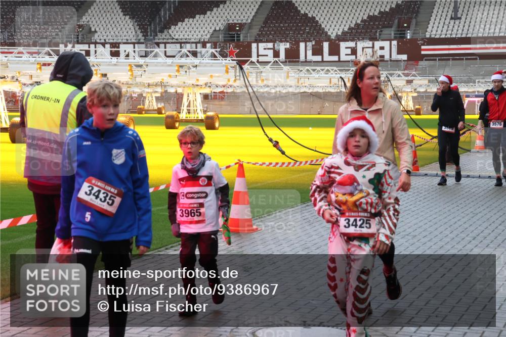 07.12.2025 - St. Pauli X-Mass-Run No. 15 Luisa Fischer http://msf.ph/oto/9386967 07.12.2025 11:43:12 Ziel 3435, 3965, 5, 3425, 357, 3576, 158, 172, 320, 323, 652, 976, 1288, 1975, 2230, 3425, 3435, 3576, 3579, 3663, 3672, 3953, 3964, 3965, 4600, 4606, 4614 meine-sportfotos.de