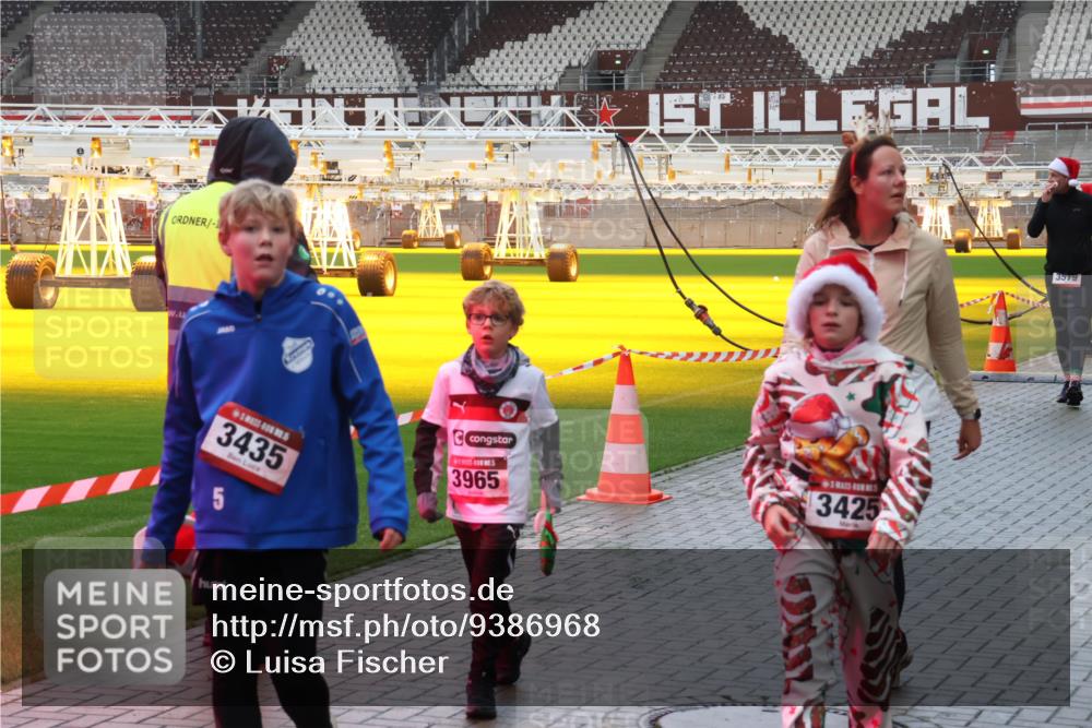 07.12.2025 - St. Pauli X-Mass-Run No. 15 Luisa Fischer http://msf.ph/oto/9386968 07.12.2025 11:43:13 Ziel 3435, 3965, 5, 3425, 3579, 158, 172, 320, 323, 652, 976, 1288, 1975, 2230, 3425, 3435, 3576, 3579, 3663, 3672, 3953, 3964, 3965, 4600, 4606 meine-sportfotos.de