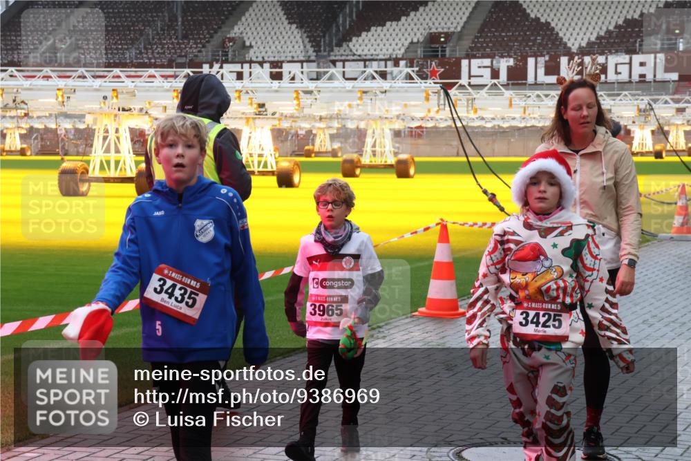 07.12.2025 - St. Pauli X-Mass-Run No. 15 Luisa Fischer http://msf.ph/oto/9386969 07.12.2025 11:43:13 Ziel 15, 3435, 15, 3965, 15, 3425, 5, 158, 172, 320, 323, 652, 976, 1288, 1975, 2230, 3425, 3435, 3576, 3579, 3663, 3672, 3953, 3964, 3965, 4600, 4606 meine-sportfotos.de