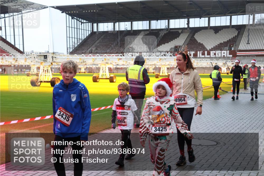 07.12.2025 - St. Pauli X-Mass-Run No. 15 Luisa Fischer http://msf.ph/oto/9386974 07.12.2025 11:43:14 Ziel 15, 3435, 3965, 5, 3425, 8964, 3576, 158, 172, 320, 323, 652, 976, 1288, 1975, 2230, 3425, 3435, 3576, 3579, 3663, 3672, 3953, 3964, 3965, 4600, 4606 meine-sportfotos.de