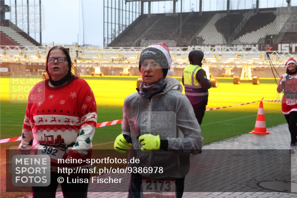 07.12.2025 - St. Pauli X-Mass-Run No. 15 Luisa Fischer http://msf.ph/oto/9386978 07.12.2025 10:21:44 Ziel 392, 2173, 4, 3849, 149, 270, 1326, 1386, 1407, 1898, 1900, 2173, 2565, 2799, 2927, 2997, 3062, 3091, 3384, 3540, 3541, 3848, 3849, 3984, 3988, 4117, 4158, 4169, 4170, 4338 meine-sportfotos.de