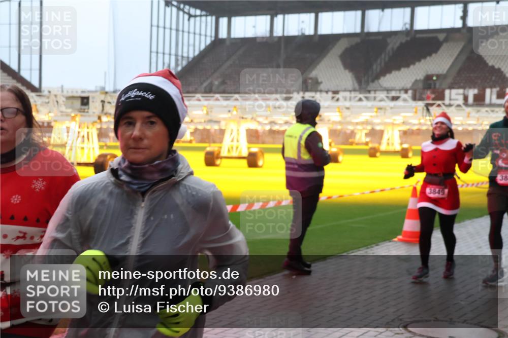07.12.2025 - St. Pauli X-Mass-Run No. 15 Luisa Fischer http://msf.ph/oto/9386980 07.12.2025 10:21:44 Ziel 3849, 38, 149, 270, 1326, 1386, 1407, 1898, 1900, 2173, 2565, 2799, 2927, 2997, 3062, 3091, 3384, 3540, 3541, 3848, 3849, 3984, 3988, 4117, 4158, 4169, 4170, 4338 meine-sportfotos.de