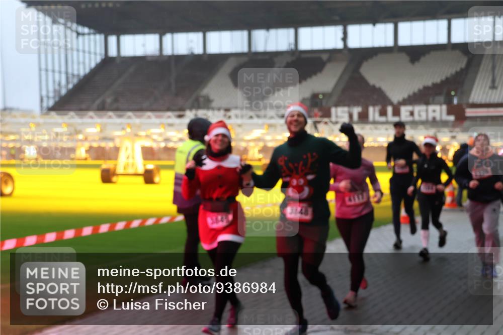07.12.2025 - St. Pauli X-Mass-Run No. 15 Luisa Fischer http://msf.ph/oto/9386984 07.12.2025 10:21:45 Ziel 1924, 3649, 3848, 149, 270, 1326, 1386, 1407, 1898, 1900, 2173, 2565, 2799, 2927, 2997, 3062, 3091, 3384, 3540, 3541, 3848, 3849, 3984, 3988, 4117, 4158, 4169, 4170, 4338 meine-sportfotos.de