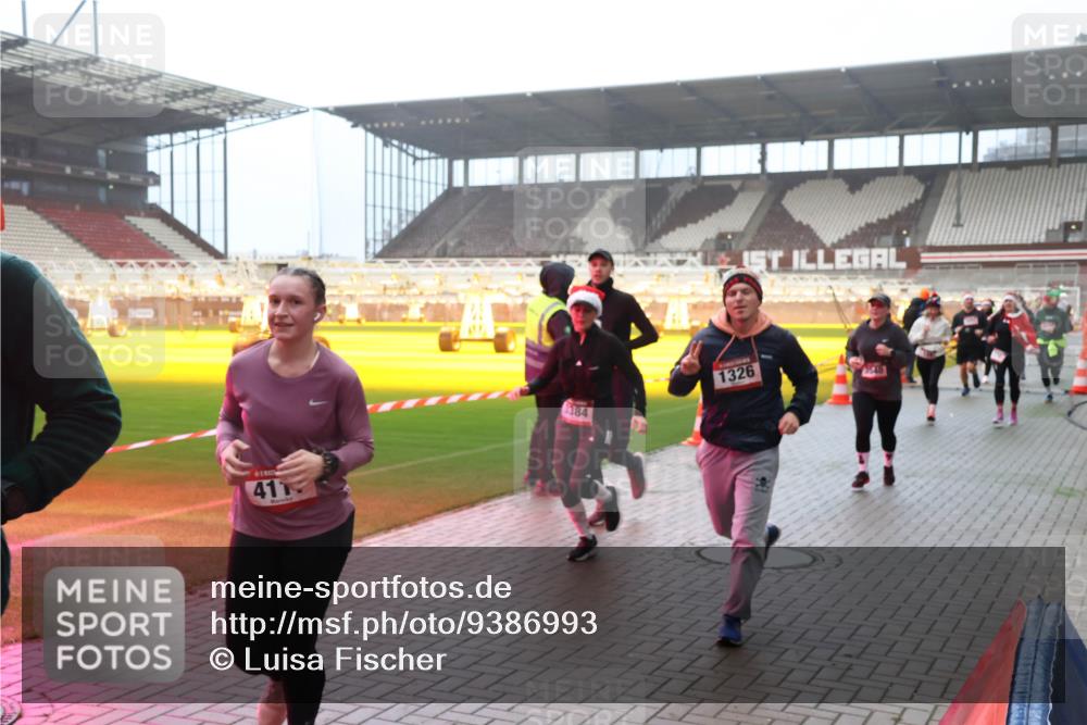 07.12.2025 - St. Pauli X-Mass-Run No. 15 Luisa Fischer http://msf.ph/oto/9386993 07.12.2025 10:21:47 Ziel 411, 1384, 1326, 149, 270, 1326, 1386, 1407, 1898, 1900, 2173, 2565, 2927, 2997, 3062, 3091, 3384, 3540, 3541, 3848, 3849, 3984, 3988, 4117, 4158, 4169, 4170, 4338 meine-sportfotos.de