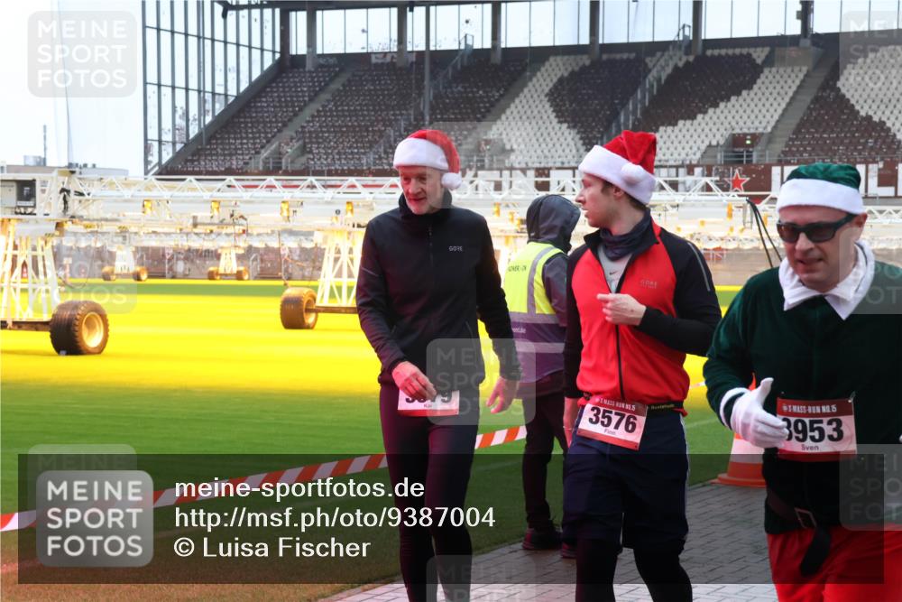 07.12.2025 - St. Pauli X-Mass-Run No. 15 Luisa Fischer http://msf.ph/oto/9387004 07.12.2025 11:43:24 Ziel 15, 3576, 15, 3953, 1, 158, 172, 320, 323, 652, 976, 1975, 2230, 2669, 3425, 3435, 3576, 3579, 3621, 3622, 3623, 3625, 3663, 3672, 3676, 3827, 3953, 3964, 3965, 4604, 4817, 4828, 4842, 5001, 5002 meine-sportfotos.de