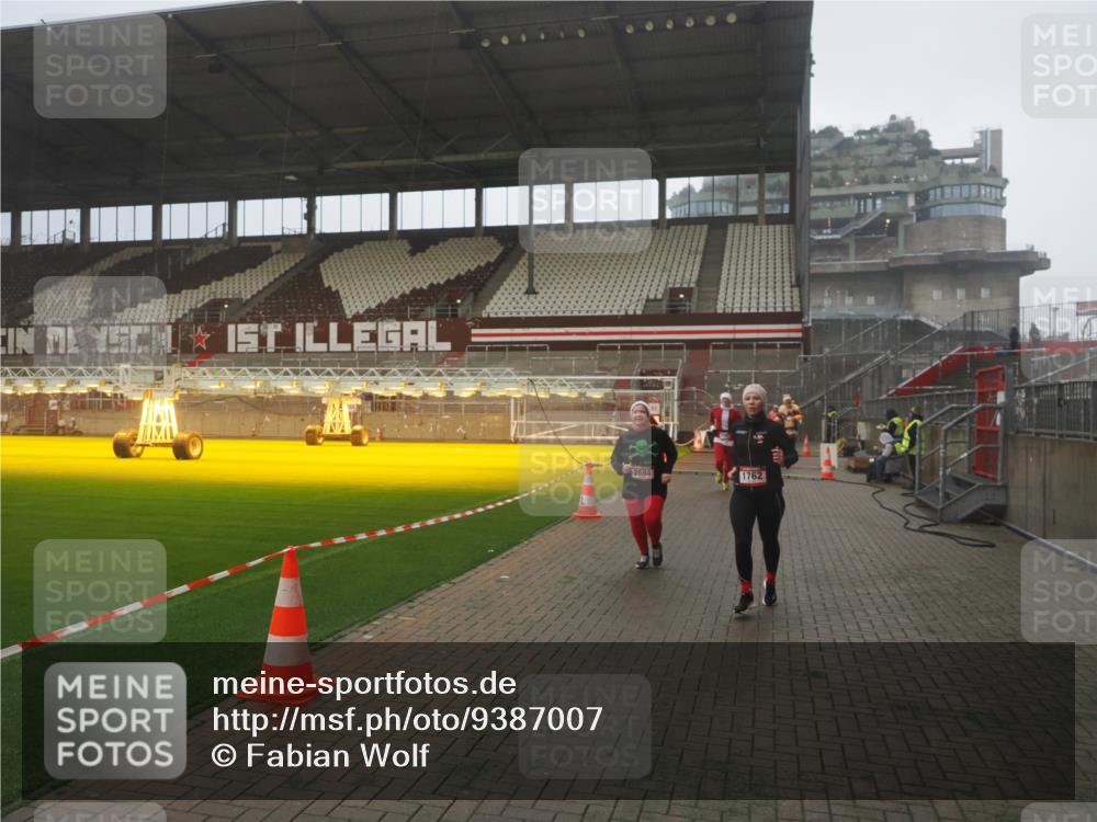 07.12.2025 - St. Pauli X-Mass-Run No. 15 Fabian Wolf http://msf.ph/oto/9387007 07.12.2025 10:17:03 Ziel 1620, 1762, 1989, 1997, 2694, 3229, 3987, 4356, 4359, 4769 meine-sportfotos.de