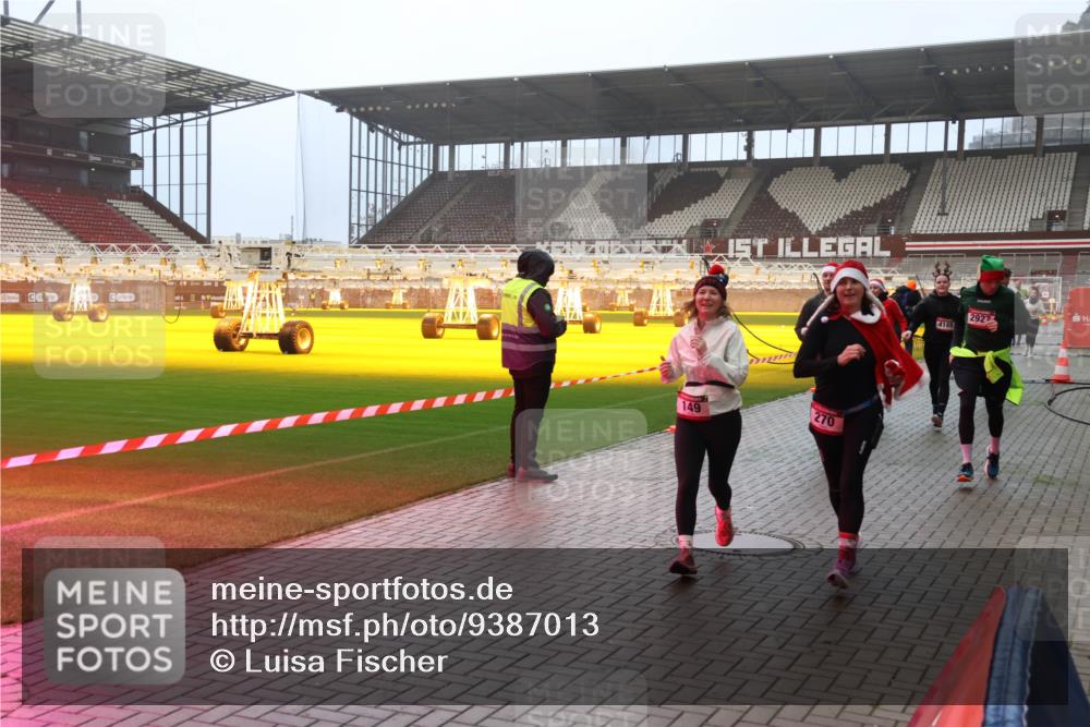 07.12.2025 - St. Pauli X-Mass-Run No. 15 Luisa Fischer http://msf.ph/oto/9387013 07.12.2025 10:21:51 Ziel 149, 270, 4169, 2927, 149, 270, 1326, 1386, 1407, 1898, 1900, 2173, 2565, 2927, 2997, 3062, 3091, 3384, 3540, 3541, 3848, 3849, 3984, 3988, 4117, 4158, 4169, 4170, 4338 meine-sportfotos.de