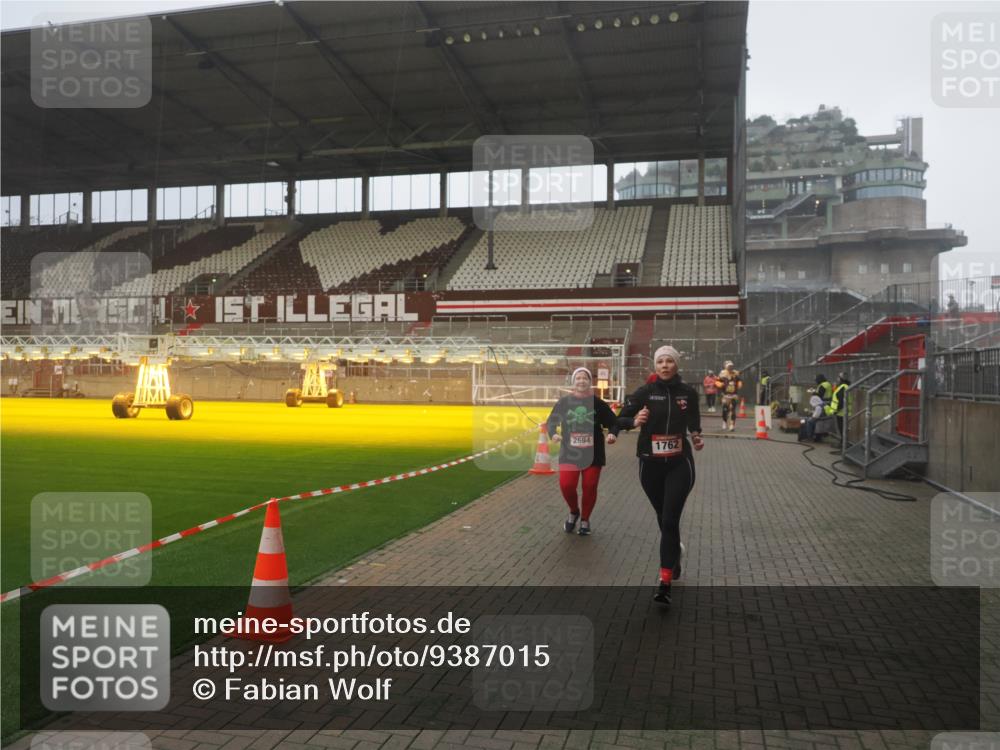 07.12.2025 - St. Pauli X-Mass-Run No. 15 Fabian Wolf http://msf.ph/oto/9387015 07.12.2025 10:17:03 Ziel 1620, 1762, 1989, 1997, 2694, 3229, 3987, 4356, 4359, 4769 meine-sportfotos.de