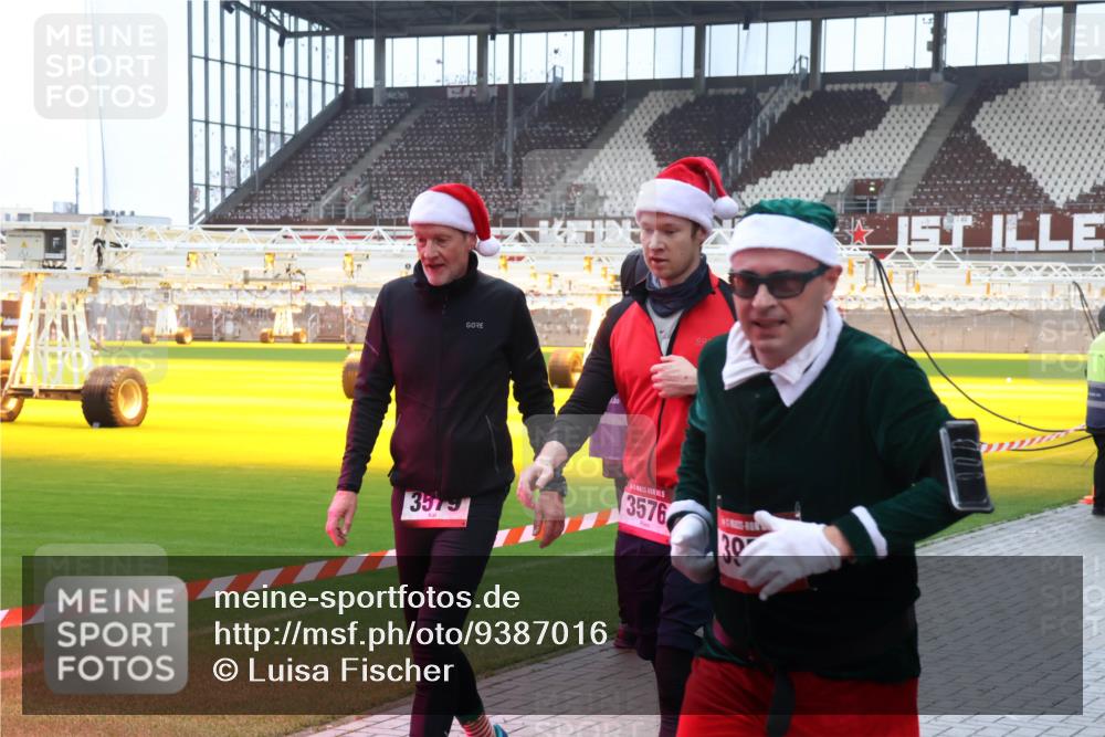 07.12.2025 - St. Pauli X-Mass-Run No. 15 Luisa Fischer http://msf.ph/oto/9387016 07.12.2025 11:43:24 Ziel 3579, 3576, 39, 1, 158, 172, 320, 323, 652, 976, 1975, 2230, 2669, 3425, 3435, 3576, 3579, 3621, 3622, 3623, 3625, 3663, 3672, 3676, 3827, 3953, 3964, 3965, 4604, 4817, 4828, 4842, 5001, 5002 meine-sportfotos.de