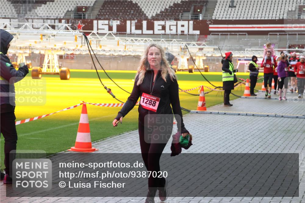 07.12.2025 - St. Pauli X-Mass-Run No. 15 Luisa Fischer http://msf.ph/oto/9387020 07.12.2025 11:43:26 Ziel 15, 1288, 1, 158, 172, 320, 323, 652, 976, 1975, 2230, 2669, 3425, 3435, 3576, 3579, 3621, 3622, 3623, 3625, 3663, 3672, 3676, 3827, 3953, 3964, 3965, 4604, 4817, 4828, 4842, 5001, 5002 meine-sportfotos.de