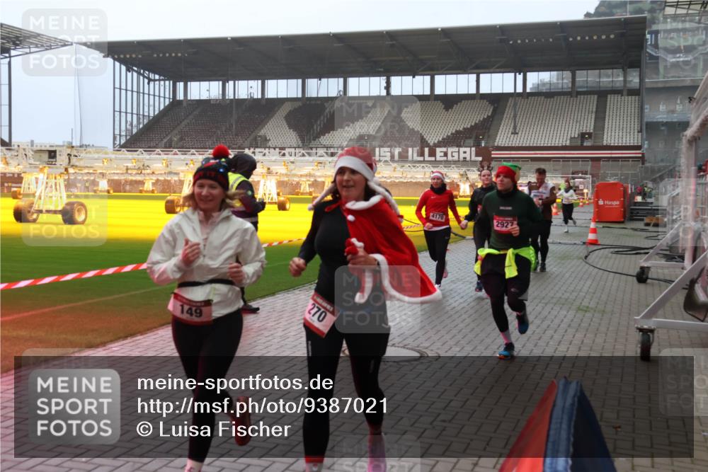 07.12.2025 - St. Pauli X-Mass-Run No. 15 Luisa Fischer http://msf.ph/oto/9387021 07.12.2025 10:21:52 Ziel 149, 270, 4170, 2927, 149, 270, 1326, 1386, 1407, 1898, 1900, 2173, 2565, 2927, 2997, 3062, 3091, 3384, 3540, 3541, 3848, 3849, 3984, 3988, 4117, 4158, 4169, 4170, 4338 meine-sportfotos.de