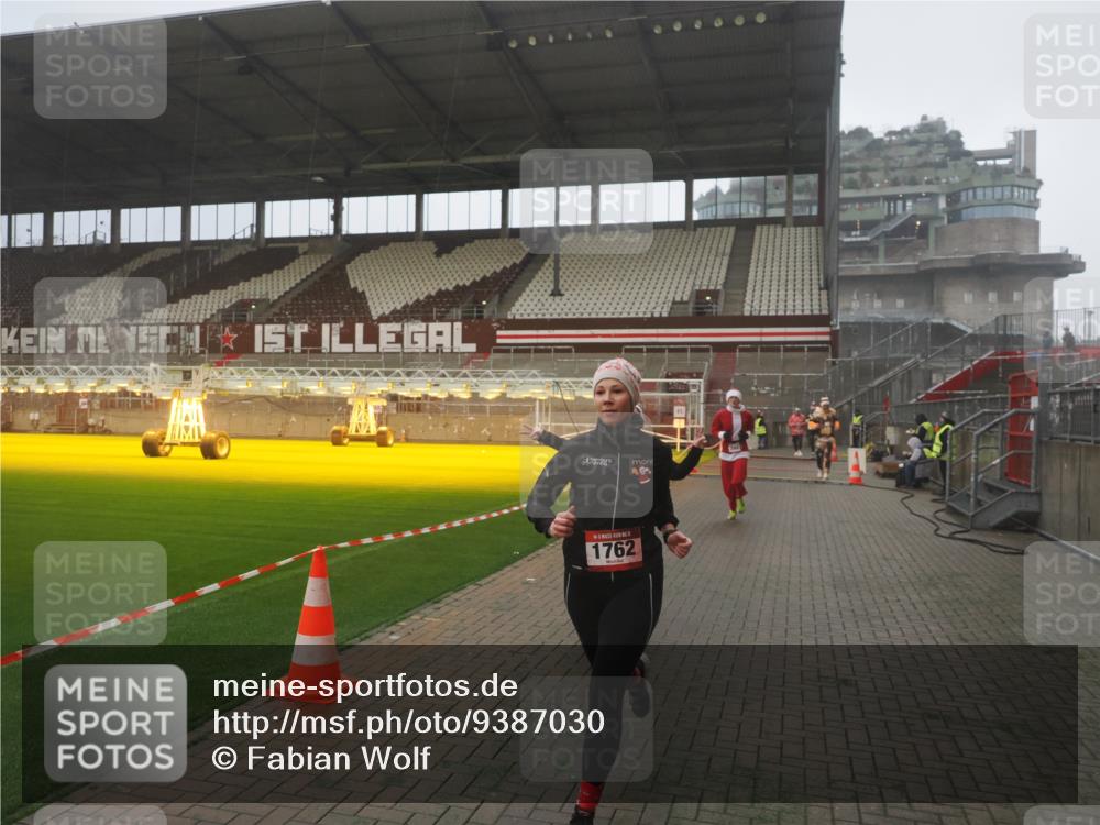 07.12.2025 - St. Pauli X-Mass-Run No. 15 Fabian Wolf http://msf.ph/oto/9387030 07.12.2025 10:17:04 Ziel 1620, 1762, 1989, 1997, 2694, 3229, 3987, 4356, 4359 meine-sportfotos.de