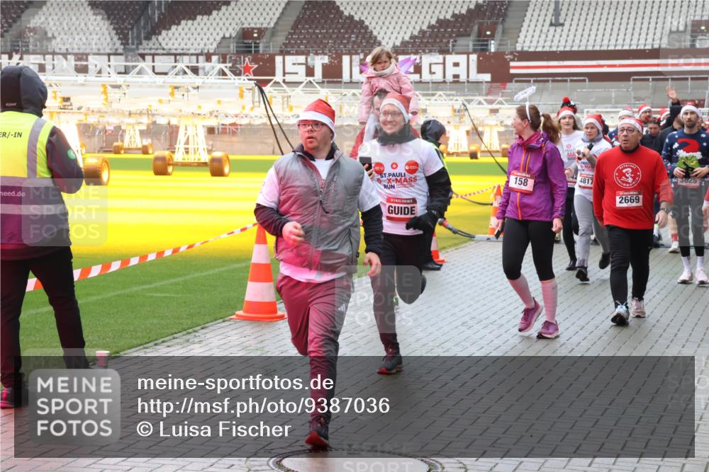 07.12.2025 - St. Pauli X-Mass-Run No. 15 Luisa Fischer http://msf.ph/oto/9387036 07.12.2025 11:43:40 Ziel 158, 0, 4817, 2669, 3625, 1, 364, 652, 1713, 1975, 2206, 2208, 2230, 2669, 3423, 3434, 3576, 3579, 3621, 3622, 3623, 3625, 3654, 3663, 3672, 3676, 3827, 3917, 3953, 4604, 4817, 4828, 4842, 5001, 5002 meine-sportfotos.de