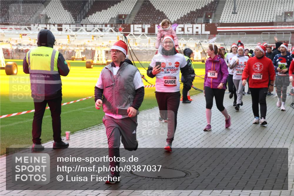 07.12.2025 - St. Pauli X-Mass-Run No. 15 Luisa Fischer http://msf.ph/oto/9387037 07.12.2025 11:43:40 Ziel 4817, 158, 2669, 1, 364, 652, 1713, 1975, 2206, 2208, 2230, 2669, 3423, 3434, 3576, 3579, 3621, 3622, 3623, 3625, 3654, 3663, 3672, 3676, 3827, 3917, 3953, 4604, 4817, 4828, 4842, 5001, 5002 meine-sportfotos.de