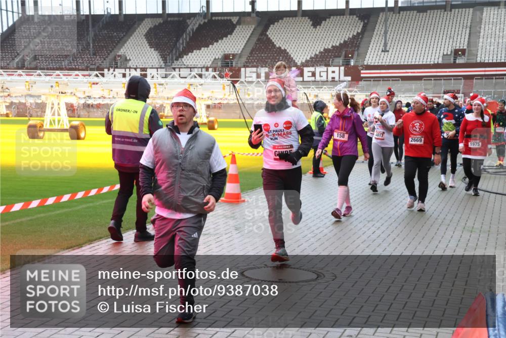 07.12.2025 - St. Pauli X-Mass-Run No. 15 Luisa Fischer http://msf.ph/oto/9387038 07.12.2025 11:43:40 Ziel 158, 4817, 2669, 1975, 5001, 1, 364, 652, 1713, 1975, 2206, 2208, 2230, 2669, 3423, 3434, 3576, 3579, 3621, 3622, 3623, 3625, 3654, 3663, 3672, 3676, 3827, 3917, 3953, 4604, 4817, 4828, 4842, 5001, 5002 meine-sportfotos.de