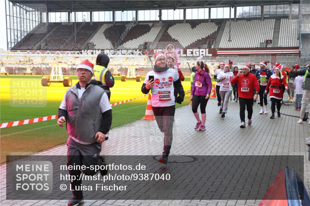 07.12.2025 - St. Pauli X-Mass-Run No. 15 Luisa Fischer http://msf.ph/oto/9387040 07.12.2025 11:43:41 Ziel 158, 4817, 2669, 3625, 1975, 1, 364, 652, 1713, 1975, 2206, 2208, 2230, 2669, 3423, 3434, 3576, 3579, 3621, 3622, 3623, 3625, 3654, 3663, 3672, 3676, 3827, 3917, 3953, 4604, 4817, 4828, 4842, 5001, 5002 meine-sportfotos.de